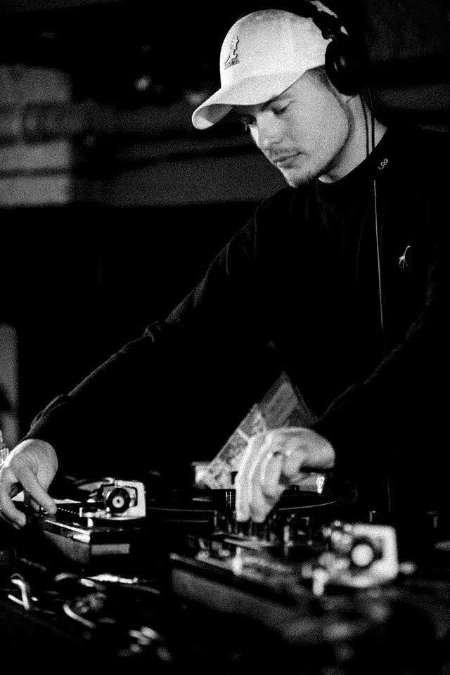 AGENTBOY at the turntables