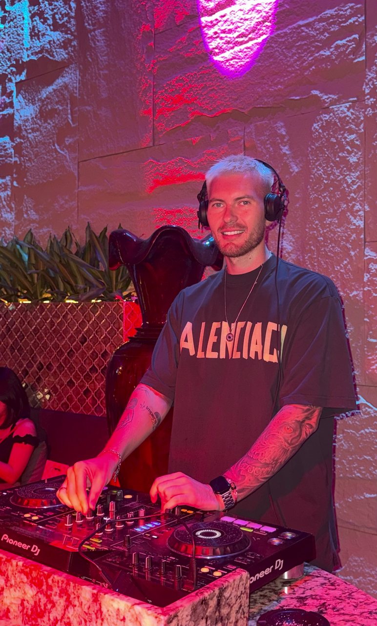AGENTBOY at the decks in a club